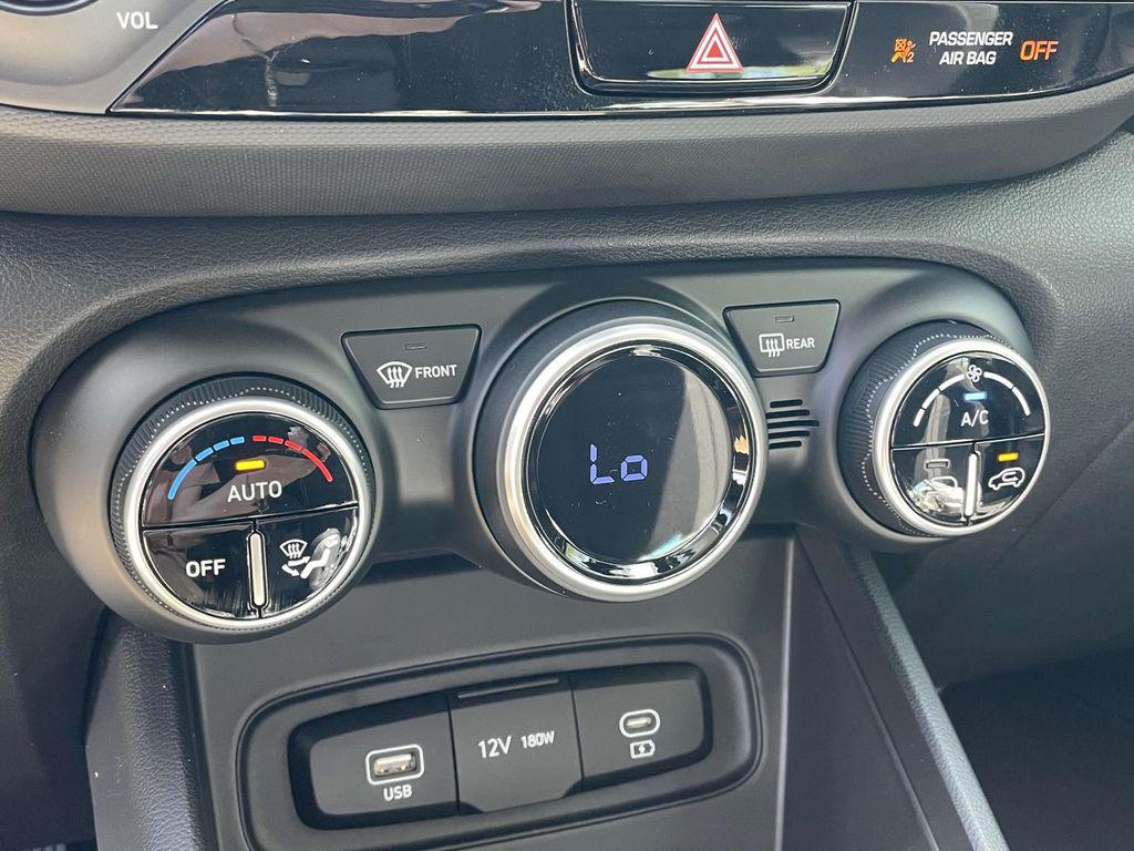 2025 Hyundai Venue SEL - Photo 28