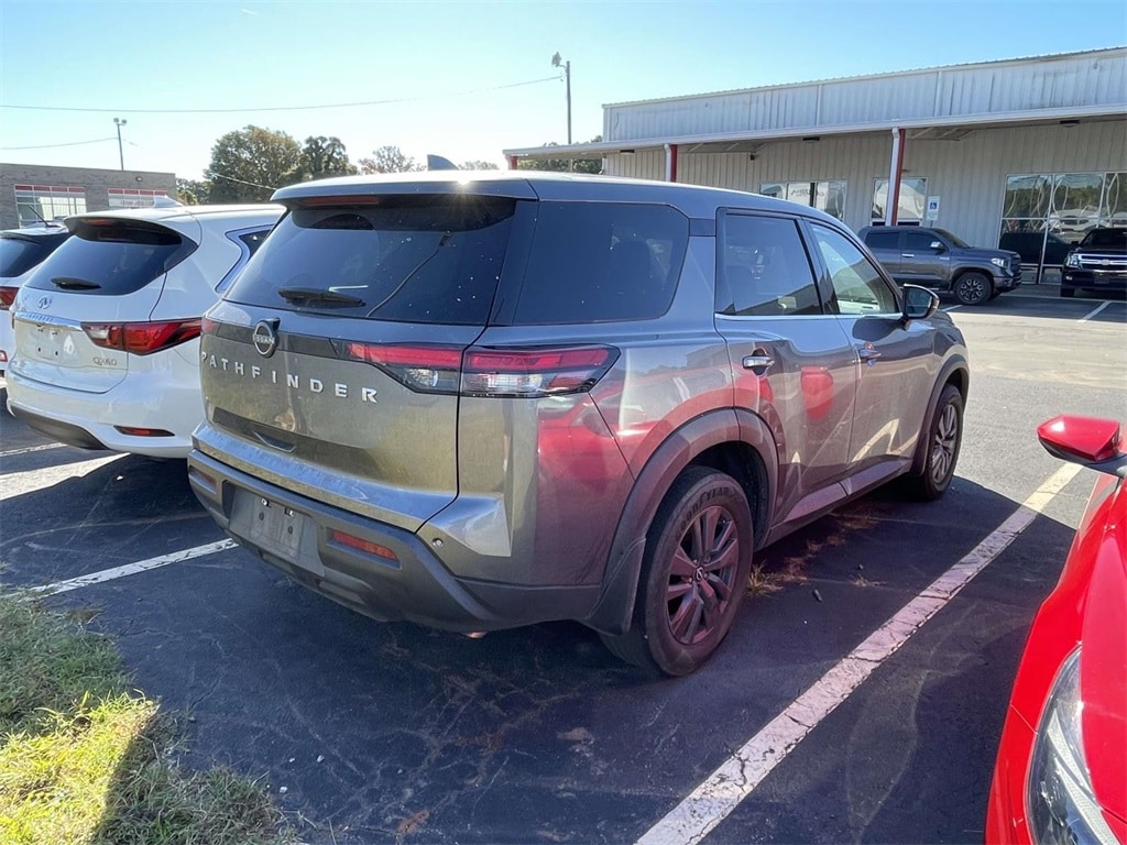 2022 Nissan Pathfinder S photo 2