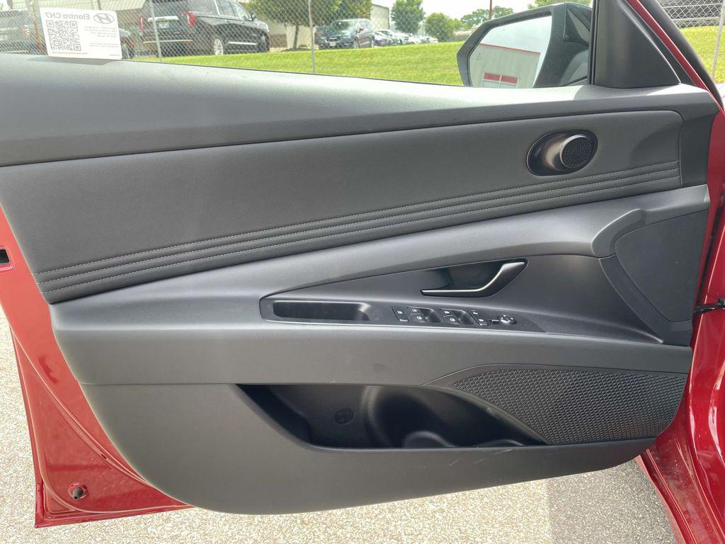 2025 Hyundai Elantra SEL - Photo 17