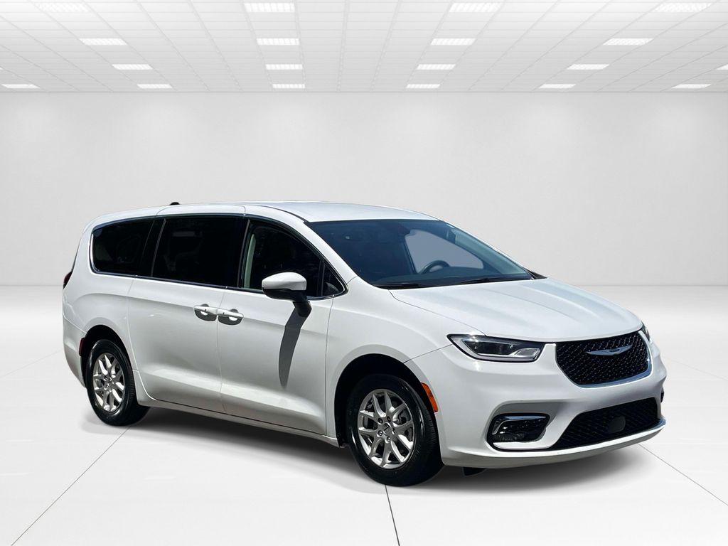 2023 Chrysler Pacifica Touring L's photo