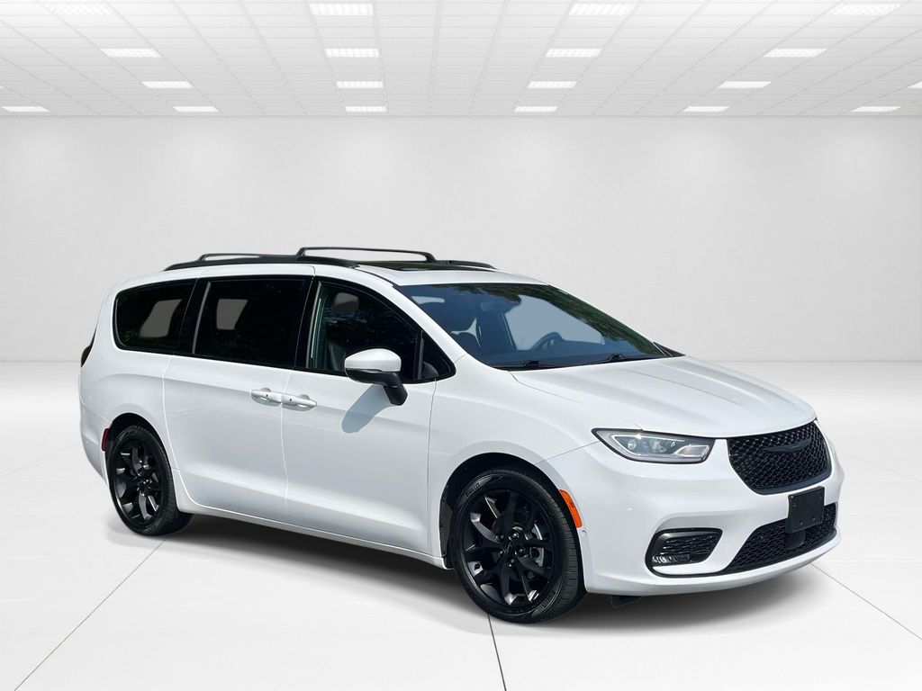 2023 Chrysler Pacifica Touring L's photo