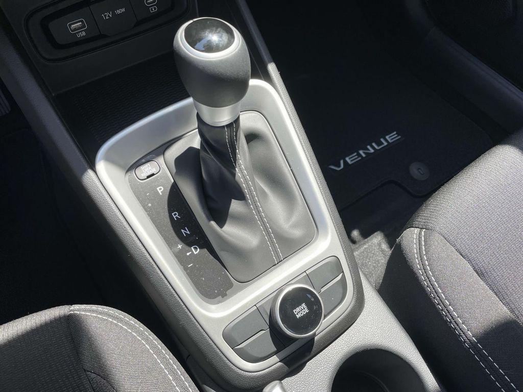 2025 Hyundai Venue SEL - Photo 30