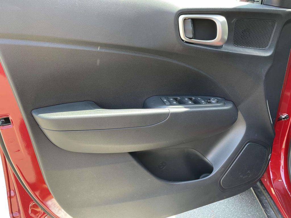 2025 Hyundai Venue SEL - Photo 17