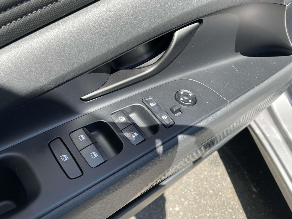 2025 Hyundai Elantra SEL - Photo 15