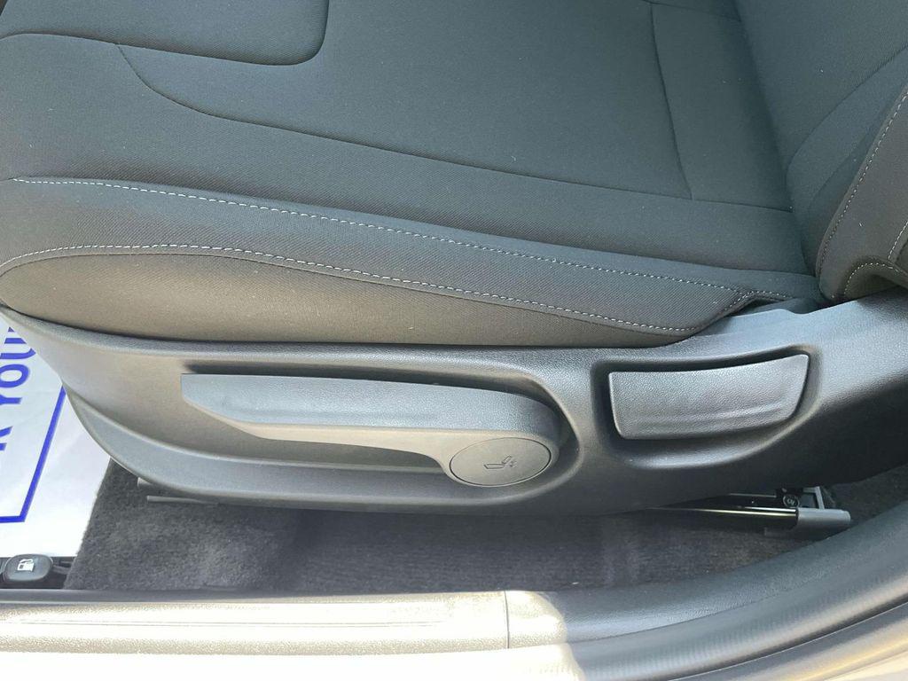 2025 Hyundai Elantra SEL - Photo 17