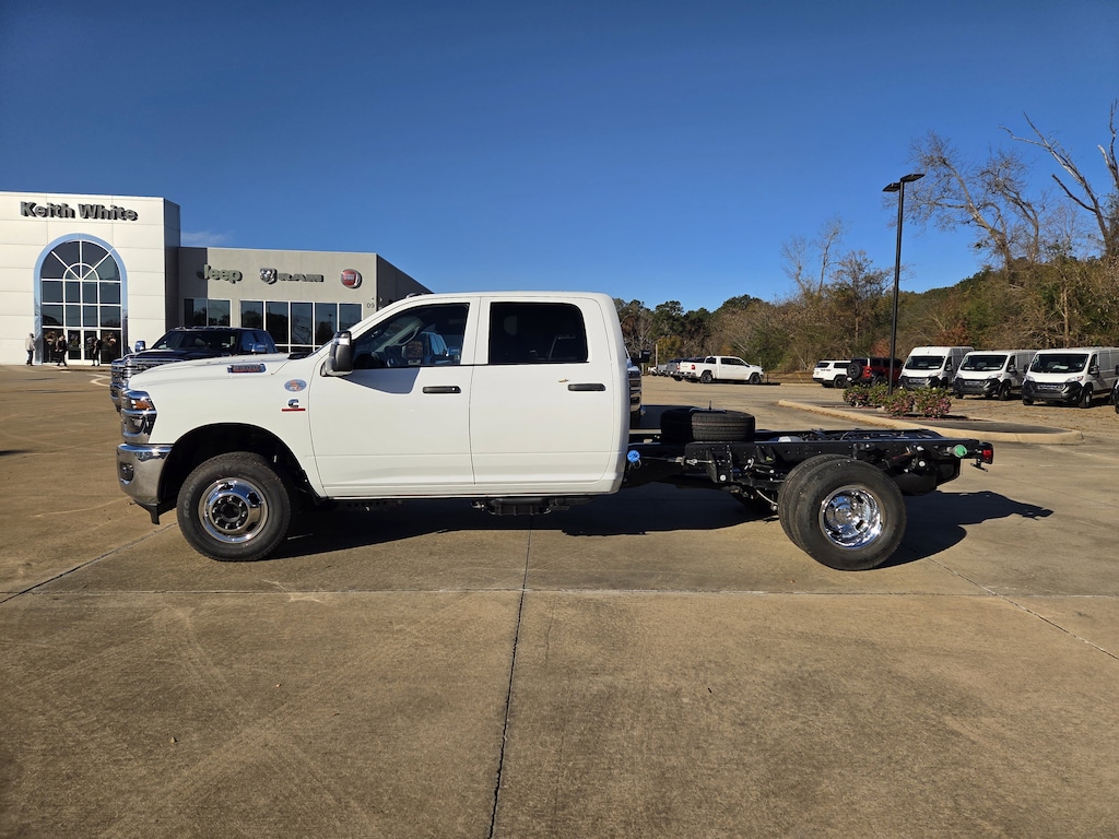 New 2026 Ram 3500 Chassis Cab TRADESMAN CREW 4X4 60' CA Pickup
