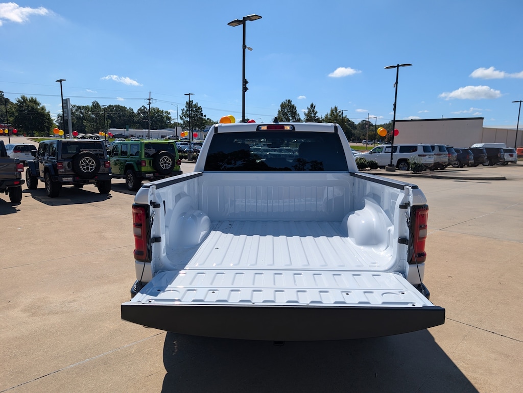 New 2027 Ram 1500 TRADESMAN CREW CAB 4X4 5'7 BOX Pickup