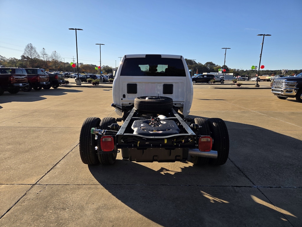 New 2026 Ram 3500 Chassis Cab TRADESMAN CREW 4X4 60' CA Pickup