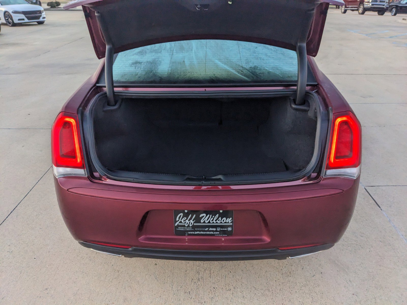 2023 Chrysler 300 Touring photo 4