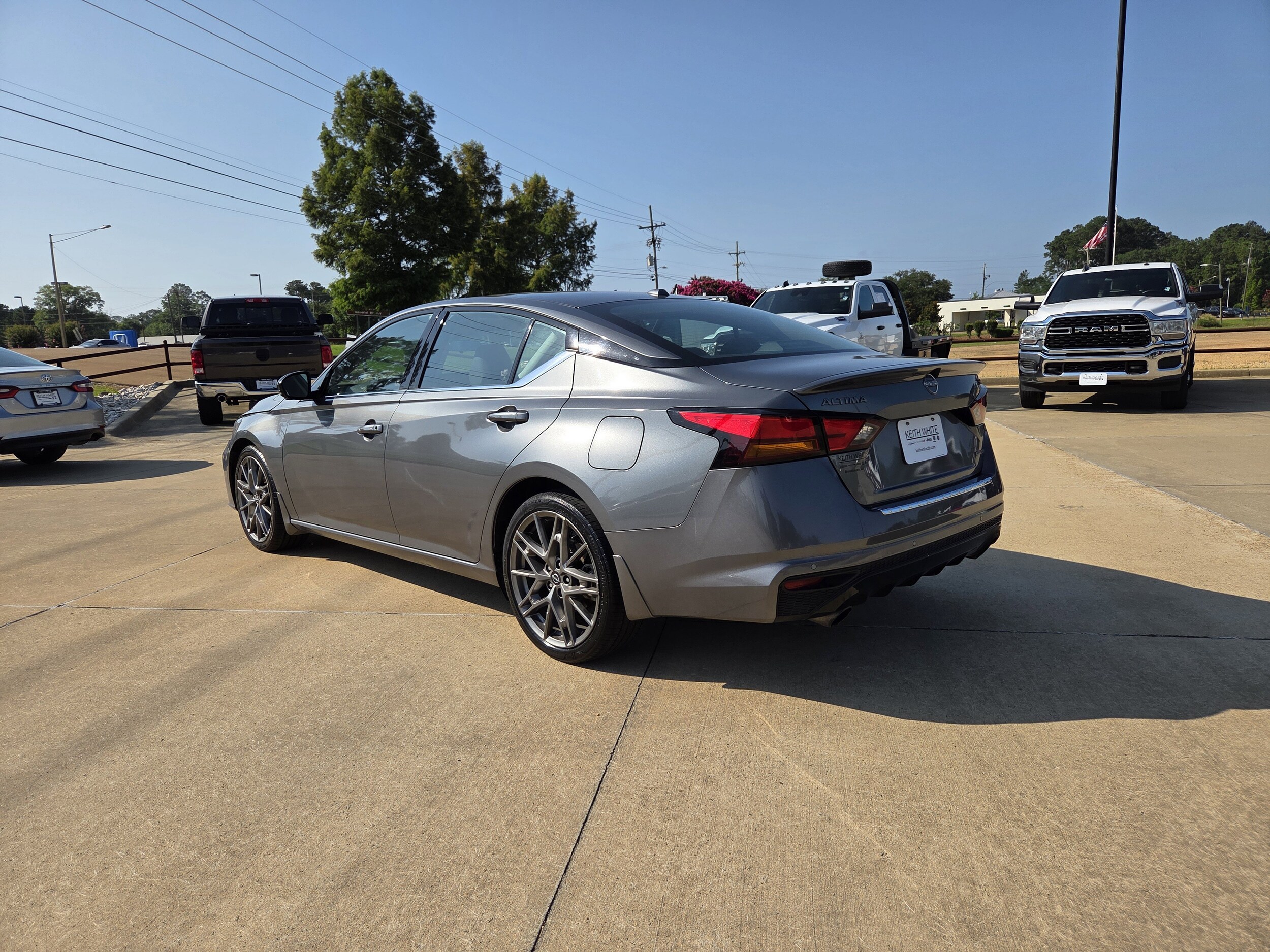 2023 Nissan Altima SR photo 3