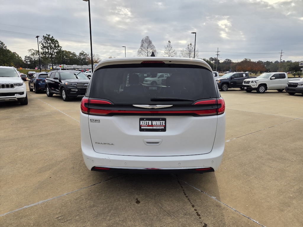 Used 2024 Chrysler Pacifica Touring L Touring L FWD