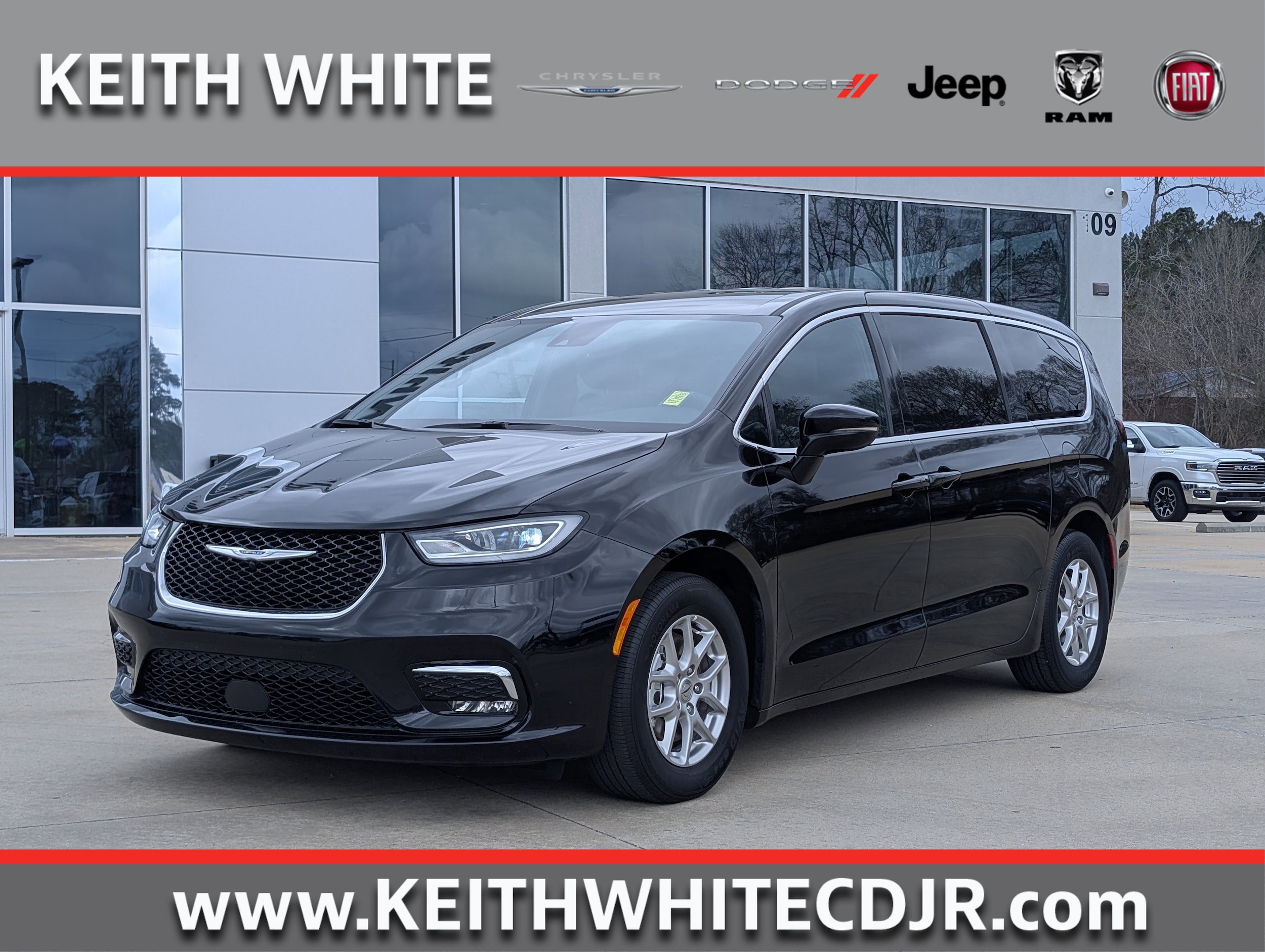 2025 Chrysler Pacifica Select's photo