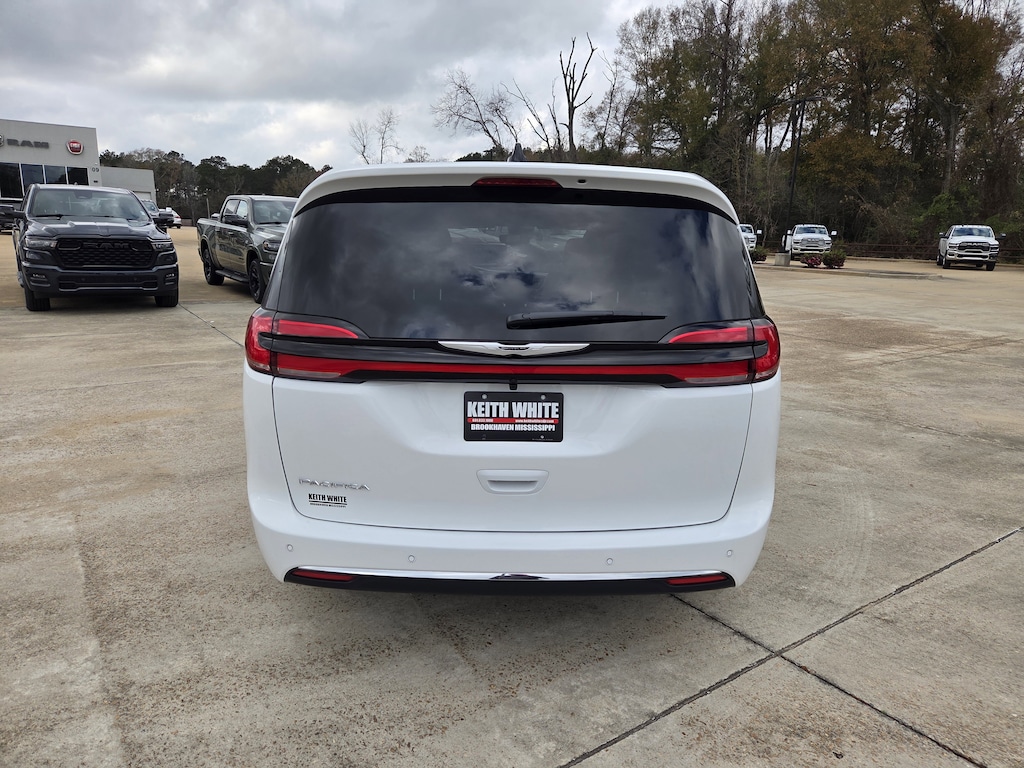 New 2026 Chrysler Pacifica SELECT Passenger Van