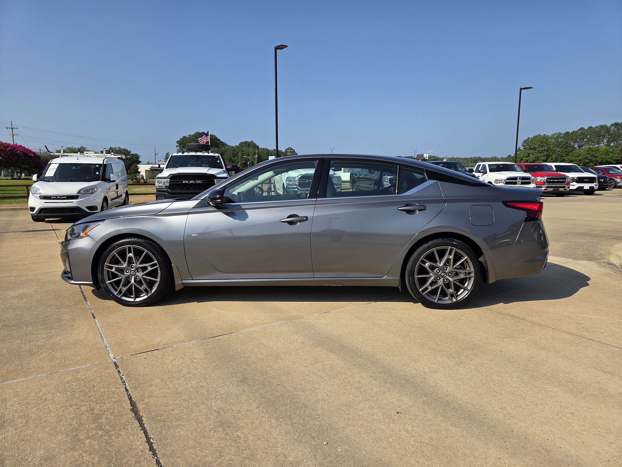 2023 Nissan Altima SR photo 2