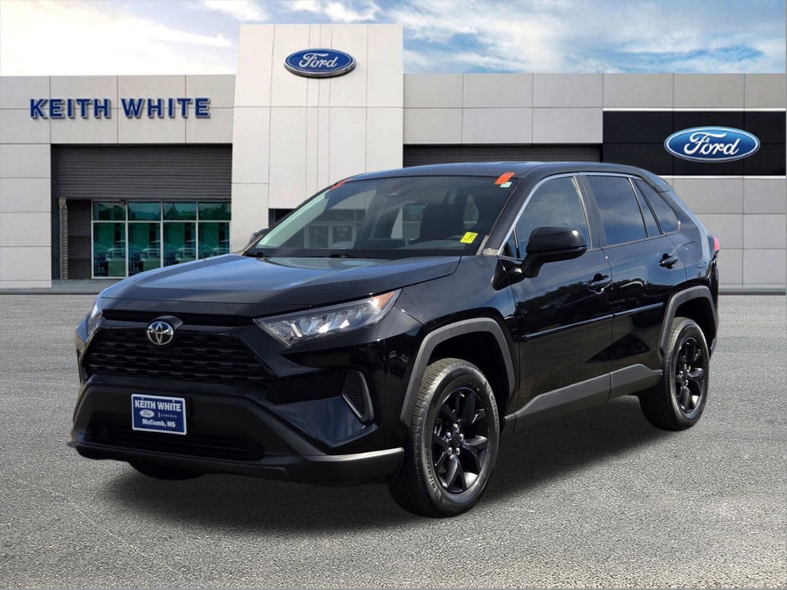 2022 Toyota RAV4 LE's photo