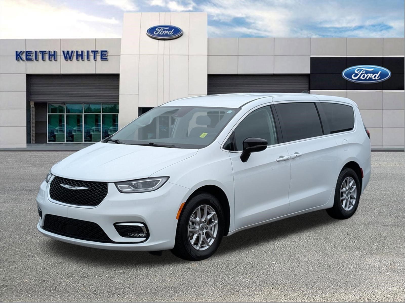 2024 Chrysler Pacifica Touring L's photo