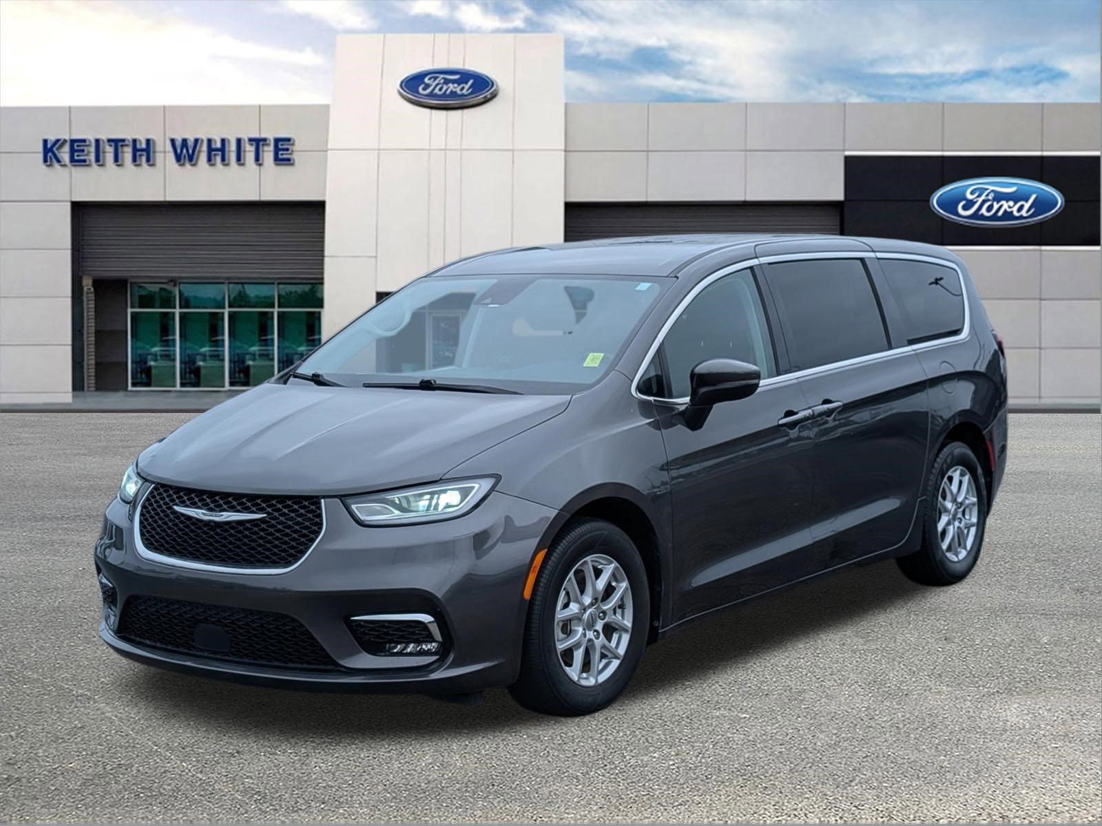 2023 Chrysler Pacifica Touring L's photo