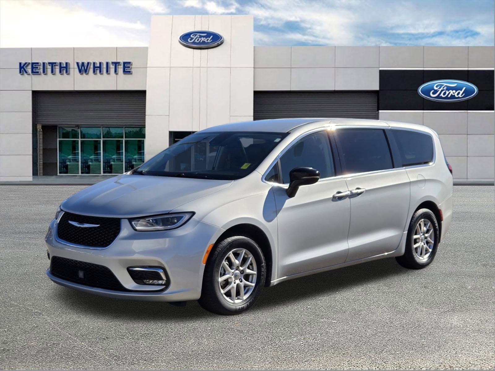 2024 Chrysler Pacifica Touring L's photo