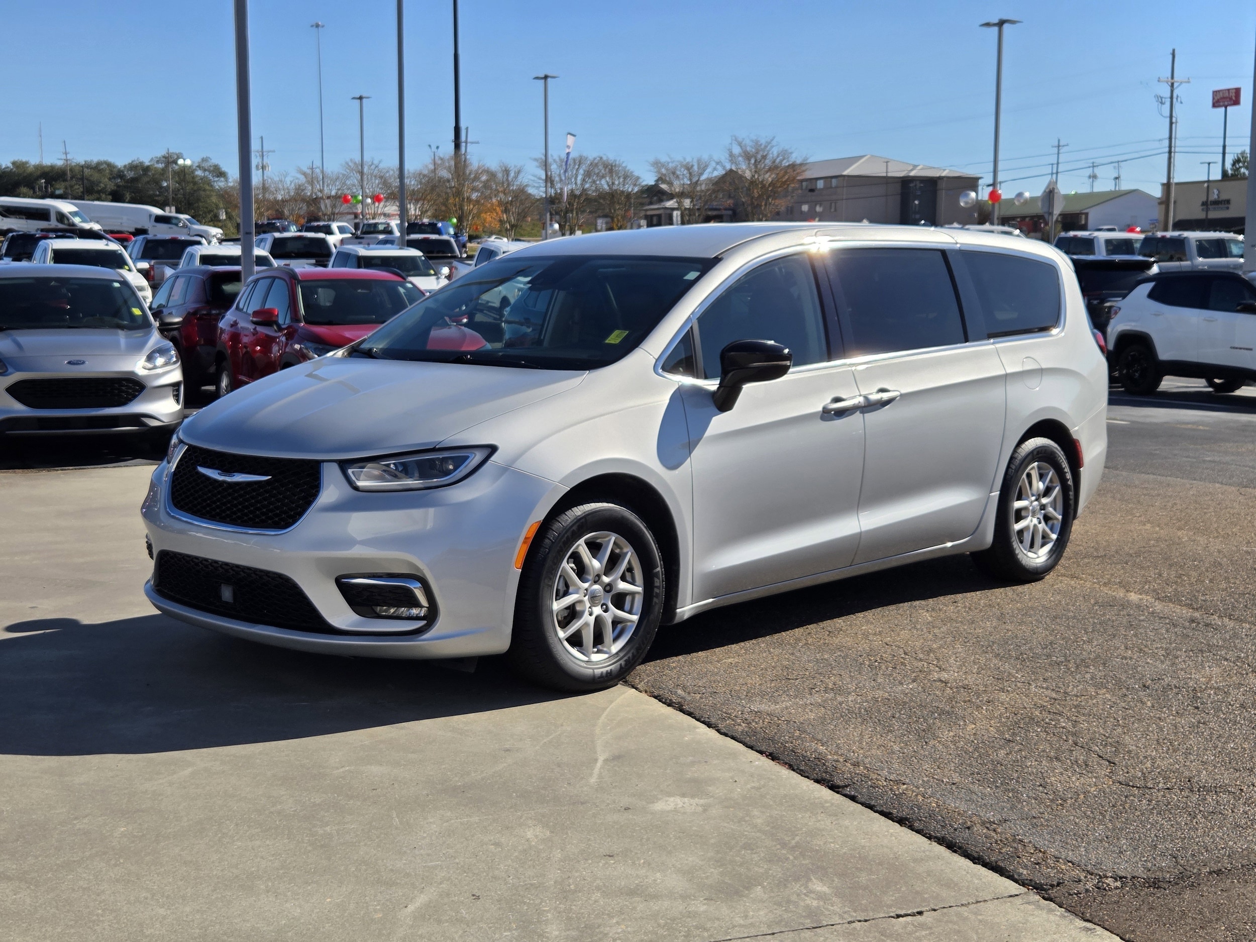 2024 Chrysler Pacifica Touring L's photo