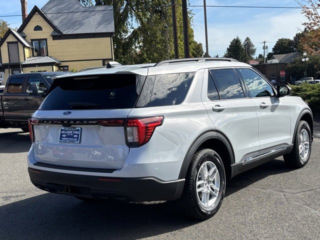 2025 Ford Explorer photo 2