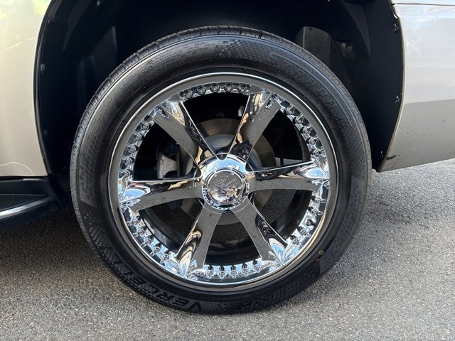 2007 Cadillac Escalade Luxury photo 3