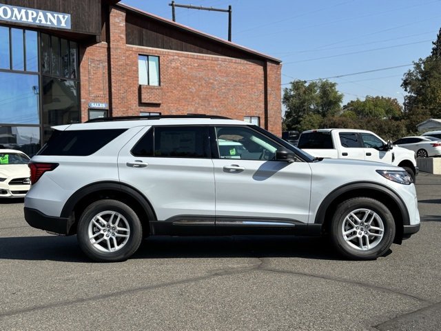 2025 Ford Explorer photo 2