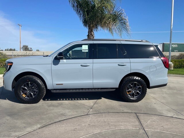 2025 Ford Expedition photo 2