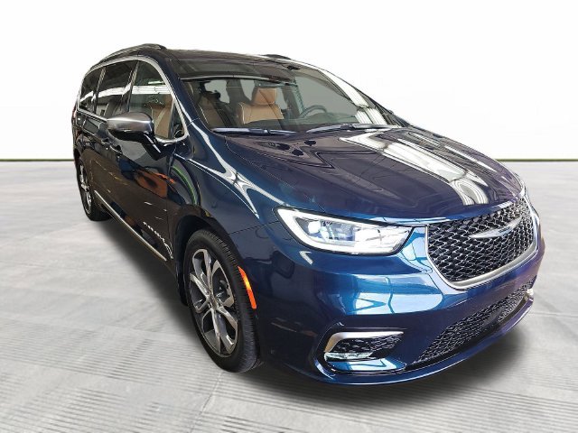 Used 2025 Chrysler Pacifica Pinnacle