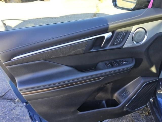 2025 Buick Enclave Avenir photo 3