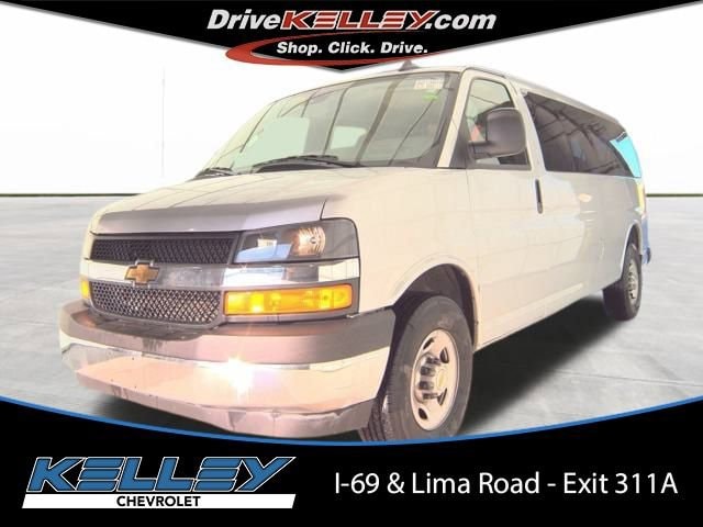 2025 Chevrolet Express Passenger LT's photo