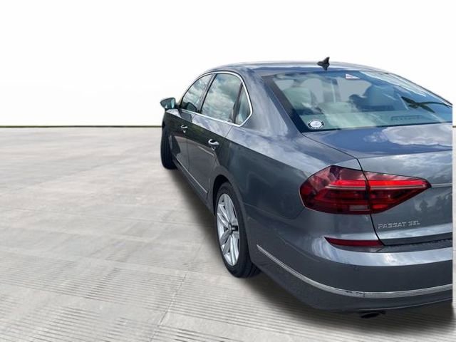 2017 Volkswagen Passat SEL Premium photo 3