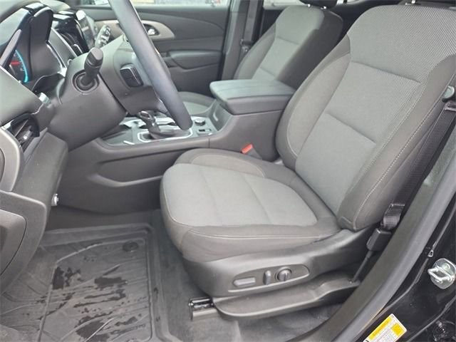 2023 Chevrolet Traverse Cloth photo 2