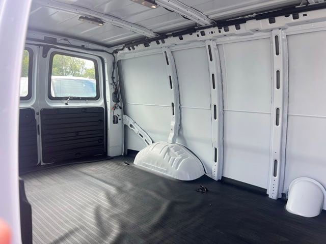 2025 Chevrolet Express Cargo Work Van - Photo 10
