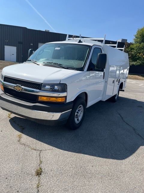 2025 Chevrolet Express 3500 Cutaway Van photo 2