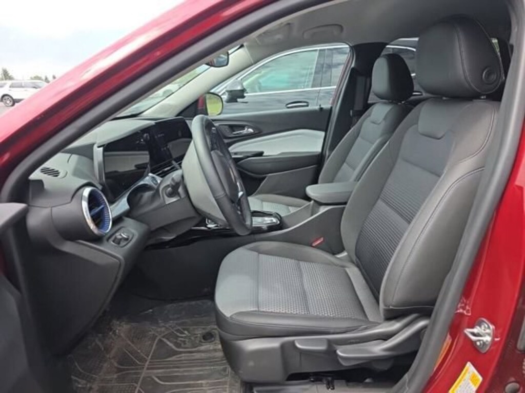 Used 2025 Chevrolet Trax LT SUV