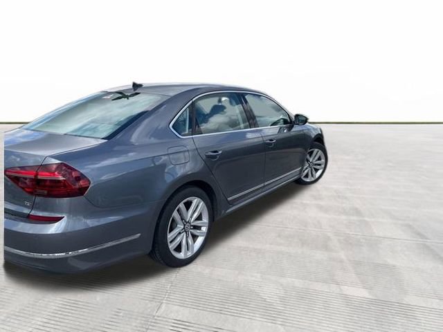 2017 Volkswagen Passat SEL Premium photo 2