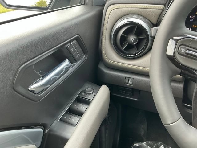 2026 Chevrolet Colorado ZR2 - Photo 25