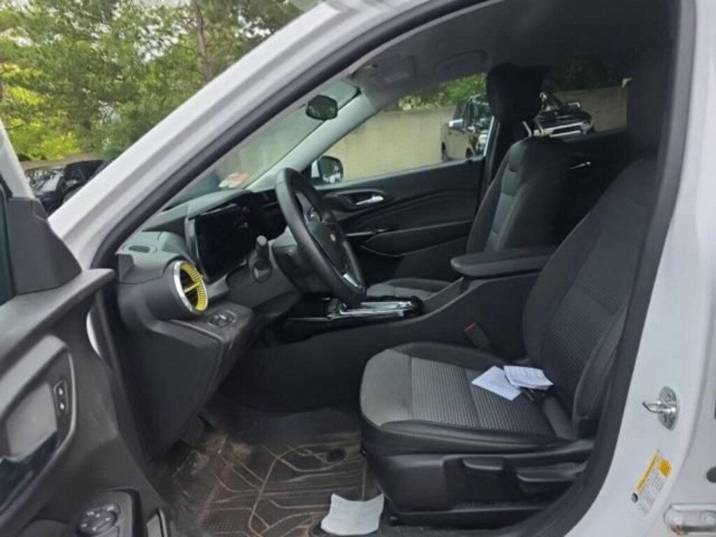 Used 2025 Chevrolet Trax LT SUV