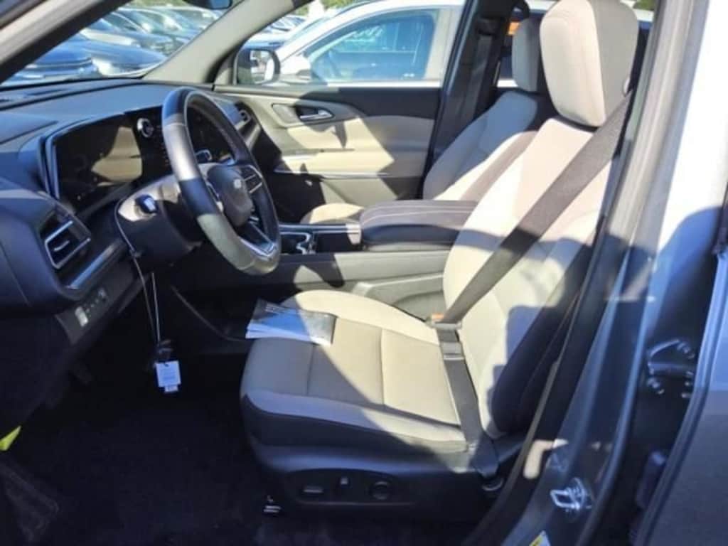 Used 2025 Chevrolet Traverse LT SUV