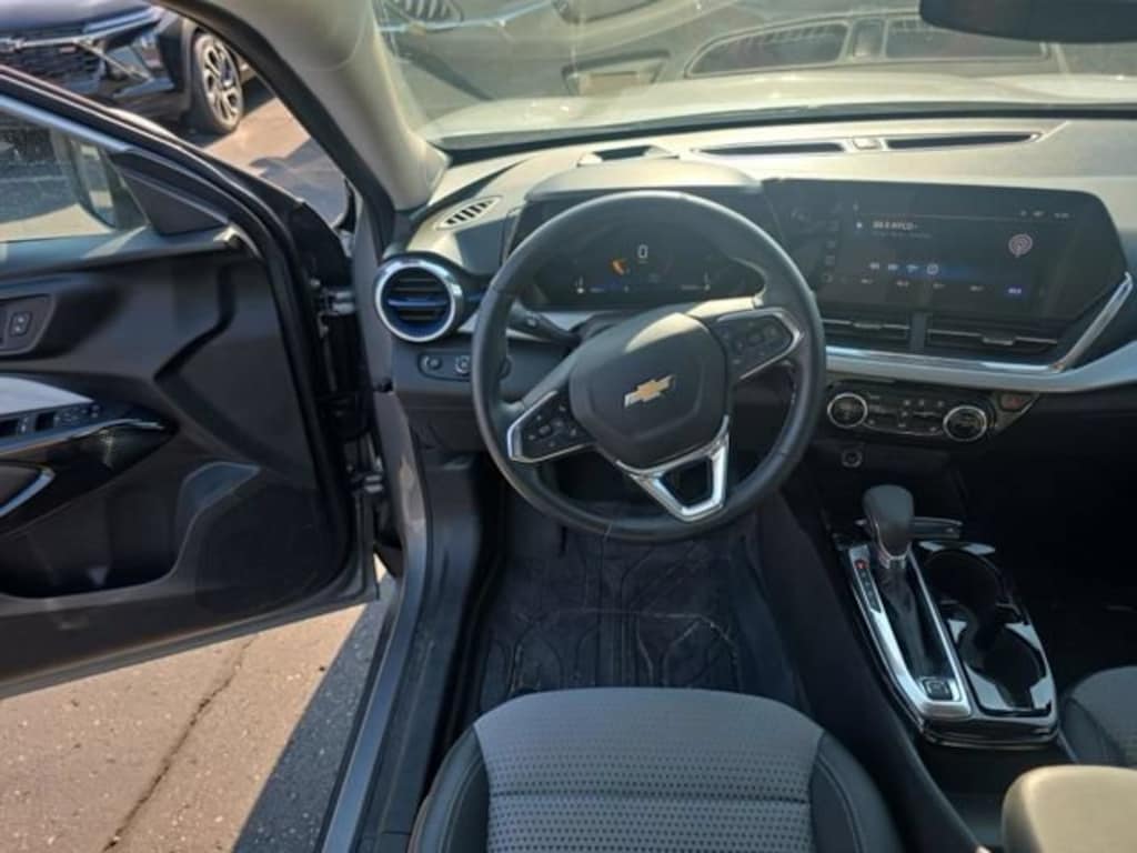 Used 2025 Chevrolet Trax LT SUV