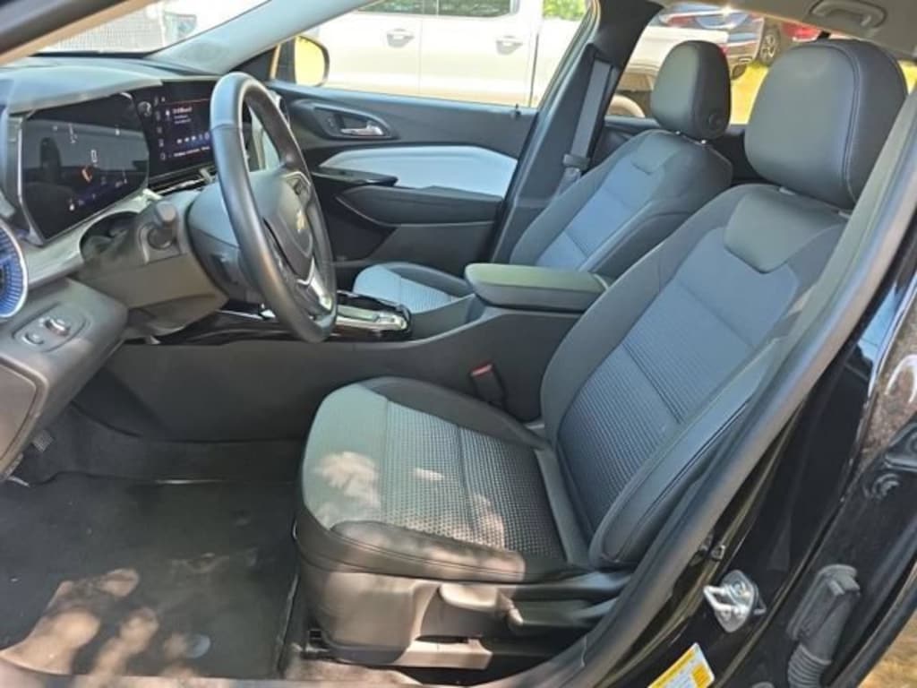 Used 2025 Chevrolet Trax LT SUV
