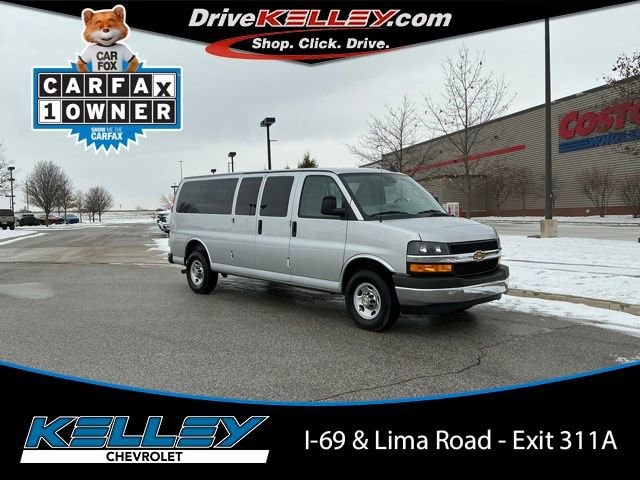 2025 Chevrolet Express Passenger LT's photo