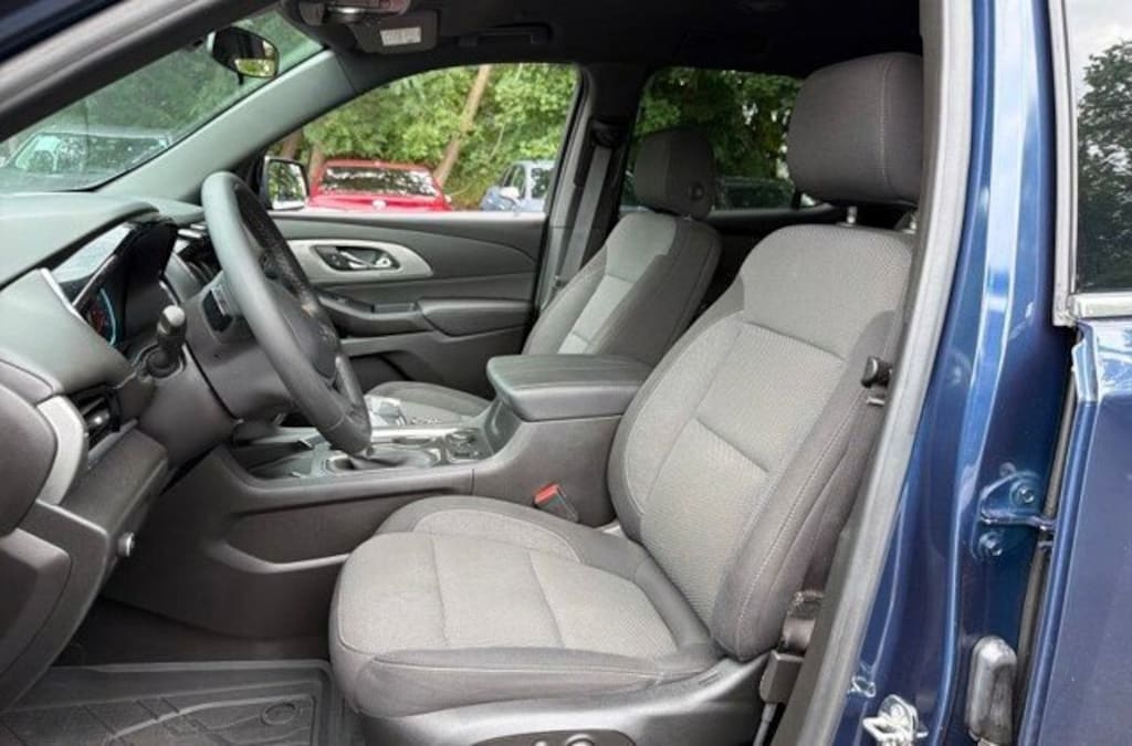 Used 2023 Chevrolet Traverse LT Cloth SUV