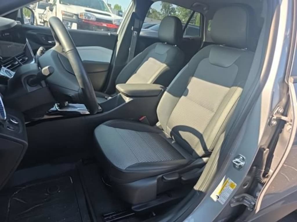 Used 2025 Chevrolet Trax LT SUV