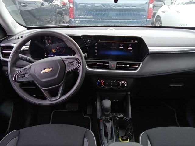 2025 Chevrolet Trailblazer LS photo 2