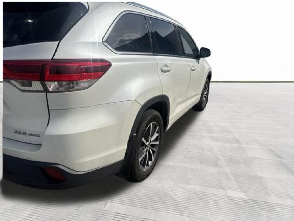 Used 2018 Toyota Highlander SE