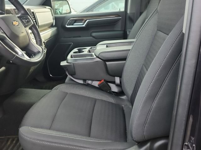 2022 Chevrolet Silverado 1500 LT photo 2