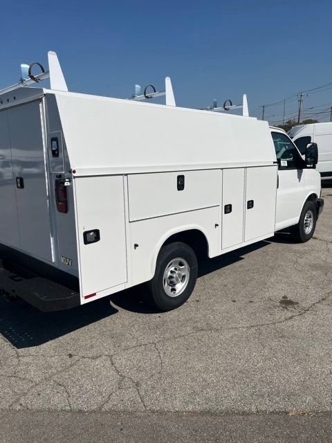 2025 Chevrolet Express 3500 Cutaway Van photo 4