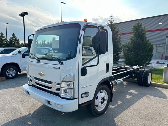 2025 Chevrolet Silverado 4500HD photo 3
