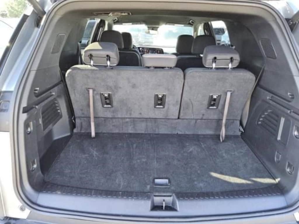 Used 2025 Chevrolet Traverse LT SUV